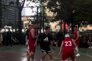 赵传成都街头打篮球，为六旬老人点赞