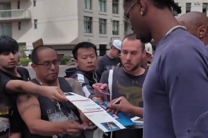 赛场变T台?麦克丹尼尔斯女友球场走猫步..